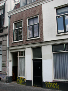 819184 Gezicht op de voorgevel van het pand Oudegracht 356 te Utrecht, met rechts in de pui een toegangsdeur naar een ...